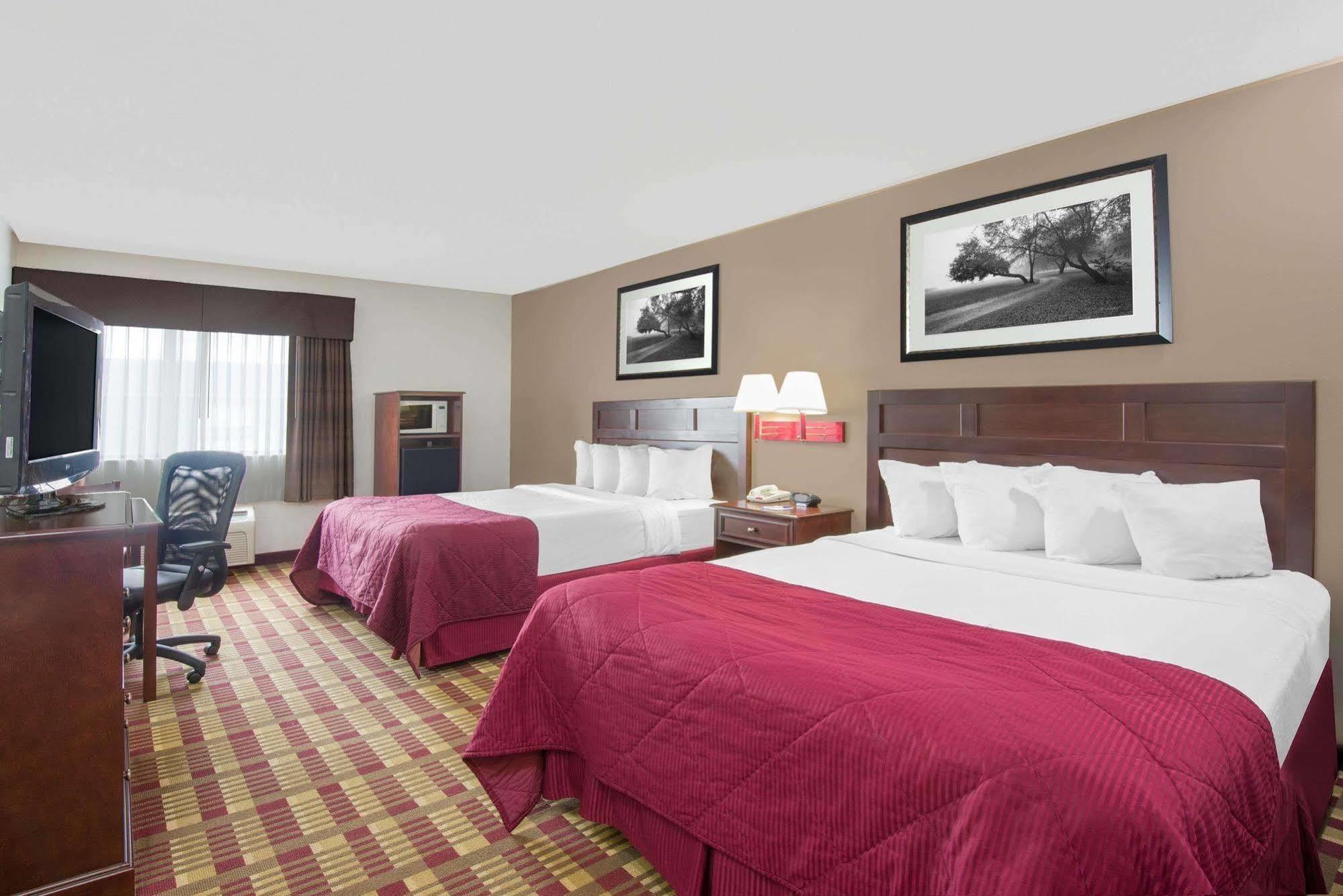 Baymont By Wyndham Boston Heights/Hudson Hotel Ngoại thất bức ảnh